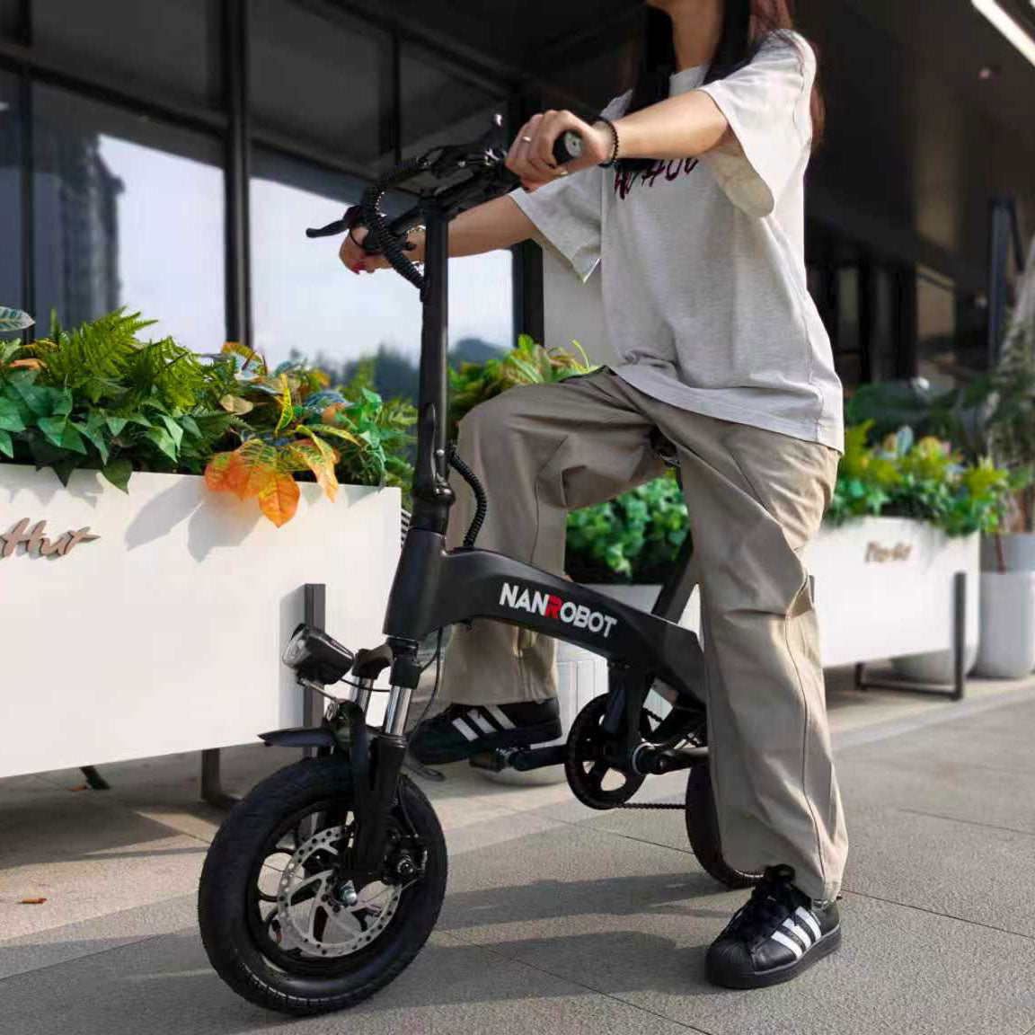 Nanrobot M2: A Compact, Lightweight E-Bike for Everyday Riding